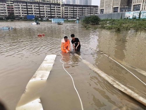 暴雨中的河南，风雨同舟，人间有爱