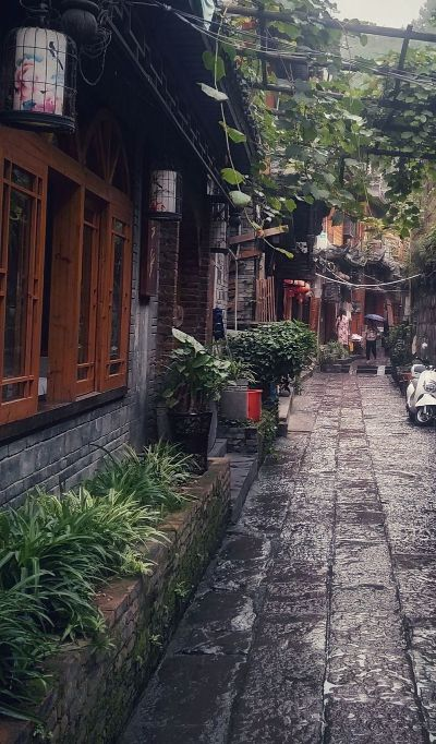 微雨入镇远，青石巷里的天气絮语