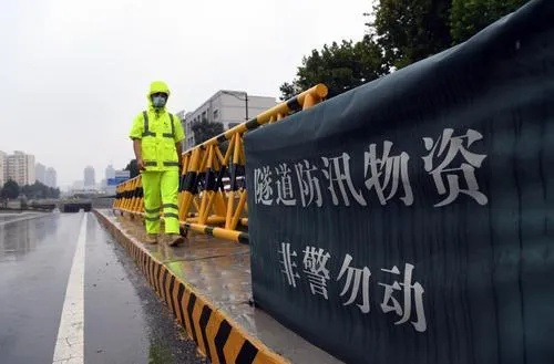 郑州发布暴雨红色预警，全城联动，筑牢防汛安全堤