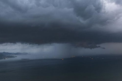 台风摩羯肆虐，风雨中的城市与人心